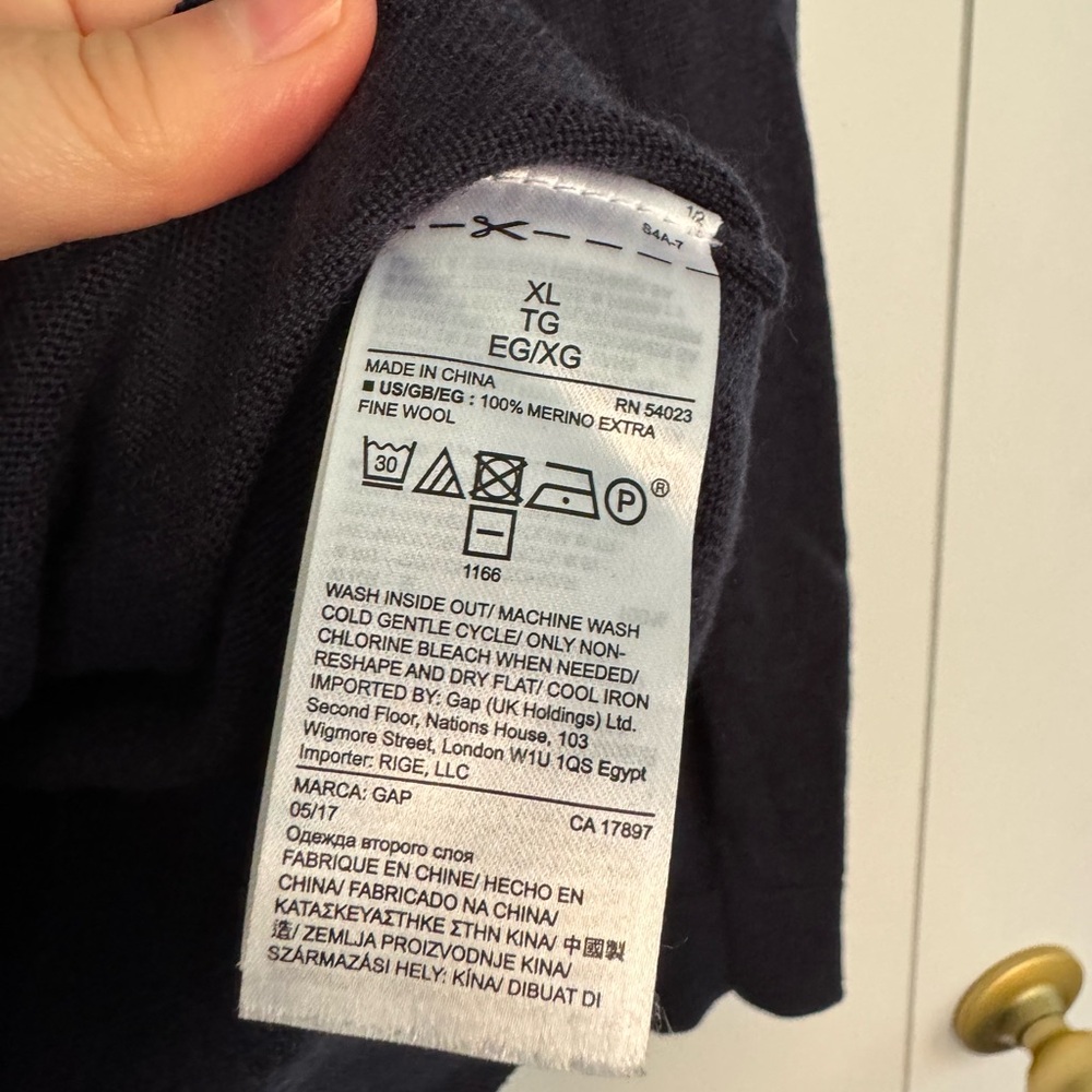 Navy merino GAP sweater size XL - Picture 3 of 3